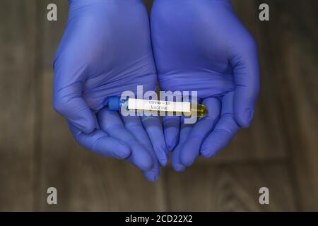 Le médecin détient le vaccin contre le Coronavirus COVID 19 dans sa main Banque D'Images