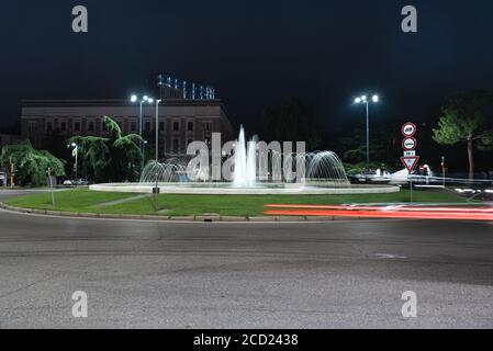 Vue à temps sur la circulation sur la place autour de la fontaine. Rond-point urbain dans la ville italienne de Brescia.Time Lapse. Banque D'Images