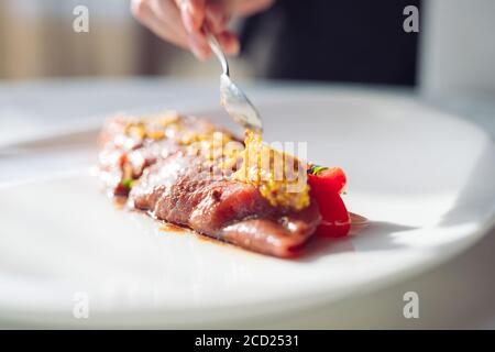 Le plat est carpaccio. Plat à la moutarde granuleux du chef, carpaccio Banque D'Images