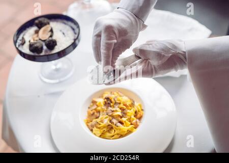 Pâtes aux truffes, plat typique d'automne. Menu du restaurant Banque D'Images
