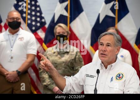 Austin, Texas, États-Unis. 25 août 2020. Le gouverneur du Texas, GREG ABBOTT, informe les médias des préparatifs de l'État pour l'ouragan Laura, qui devrait se produire jeudi dans l'est du Texas et sur la côte de la Louisiane. Abbott a mobilisé des centaines de ressources publiques alors que les Texans se souviennent des dommages extrêmes causés par l'ouragan Harvey en 2017. Crédit : Bob Daemmrich/ZUMA Wire/Alay Live News Banque D'Images