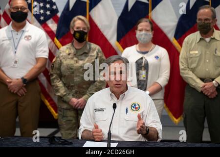 Austin, Texas, États-Unis. 25 août 2020. Le gouverneur du Texas, GREG ABBOTT, informe les médias des préparatifs de l'État pour l'ouragan Laura, qui devrait se produire jeudi dans l'est du Texas et sur la côte de la Louisiane. Abbott a mobilisé des centaines de ressources publiques alors que les Texans se souviennent des dommages extrêmes causés par l'ouragan Harvey en 2017. Crédit : Bob Daemmrich/ZUMA Wire/Alay Live News Banque D'Images