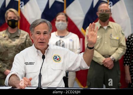 Austin, Texas, États-Unis. 25 août 2020. Le gouverneur du Texas, GREG ABBOTT, informe les médias des préparatifs de l'État pour l'ouragan Laura, qui devrait se produire jeudi dans l'est du Texas et sur la côte de la Louisiane. Abbott a mobilisé des centaines de ressources publiques alors que les Texans se souviennent des dommages extrêmes causés par l'ouragan Harvey en 2017. Crédit : Bob Daemmrich/ZUMA Wire/Alay Live News Banque D'Images