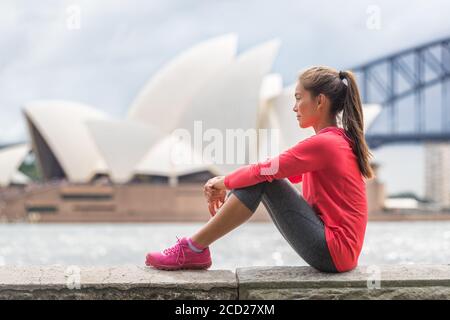 Sydney City Woman vivant un style de vie actif se détendant dans le parc urbain après avoir fait des exercices cardio dehors en été. Fille asiatique assise à Sydney Banque D'Images