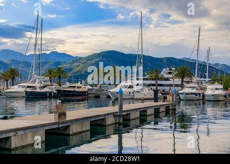 Tivat, Monténégro - 31 mai 2019 : vue panoramique sur la marina de la mer Adriatique avec des bateaux et des montagnes en arrière-plan en été Banque D'Images