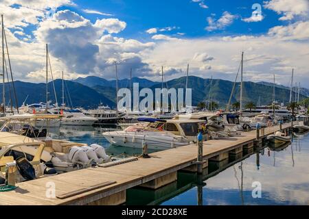 Tivat, Monténégro - 31 mai 2019 : vue panoramique sur la marina de la mer Adriatique avec des bateaux et des montagnes en arrière-plan en été Banque D'Images