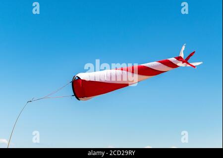 Chaussettes de vent rouges et blanches sur fond de ciel bleu Banque D'Images