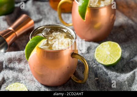 Cocktail Buzzy Bourbon Mule avec bière et citron vert Banque D'Images