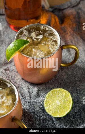 Cocktail Buzzy Bourbon Mule avec bière et citron vert Banque D'Images