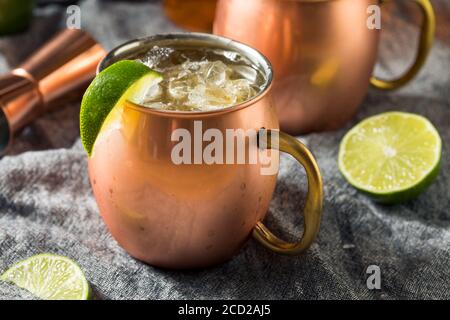 Cocktail Buzzy Bourbon Mule avec bière et citron vert Banque D'Images