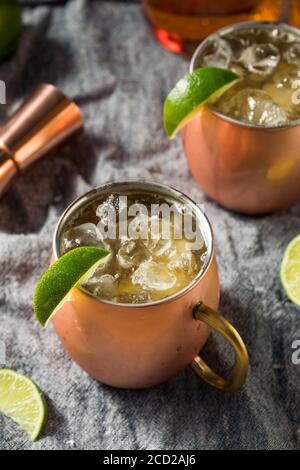 Cocktail Buzzy Bourbon Mule avec bière et citron vert Banque D'Images