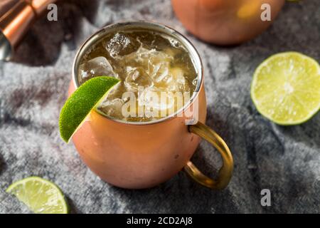 Cocktail Buzzy Bourbon Mule avec bière et citron vert Banque D'Images