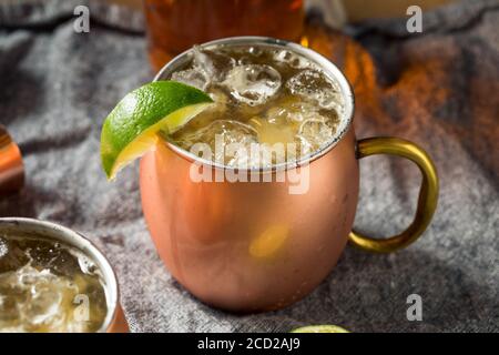 Cocktail Buzzy Bourbon Mule avec bière et citron vert Banque D'Images