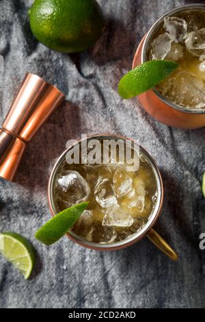 Cocktail Buzzy Bourbon Mule avec bière et citron vert Banque D'Images