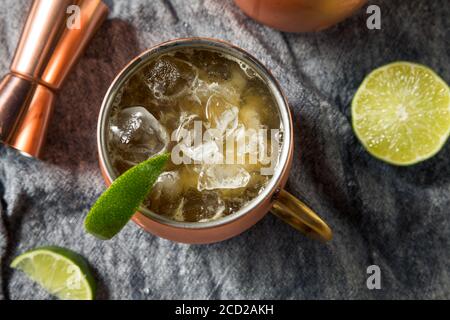 Cocktail Buzzy Bourbon Mule avec bière et citron vert Banque D'Images