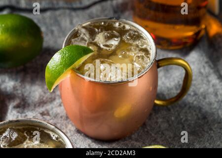 Cocktail Buzzy Bourbon Mule avec bière et citron vert Banque D'Images