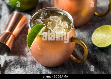 Cocktail Buzzy Bourbon Mule avec bière et citron vert Banque D'Images