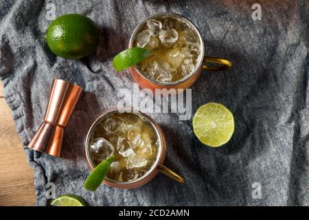 Cocktail Buzzy Bourbon Mule avec bière et citron vert Banque D'Images