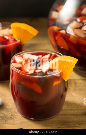 Sangria au vin rouge avec pomme Strawberry et oranges Banque D'Images