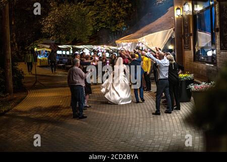 Vous pourrez jeter des confettis sur mariés à Wedding Banque D'Images