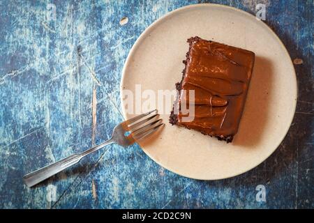 Gâteau de courgettes au chocolat avec glaçage au chocolat Banque D'Images