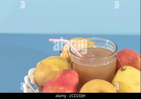 Espèces et variétés de fruits de poire. Fruits sur plateau blanc nourriture humaine. Des fruits sains. Fruits équitables. Nourriture naturelle. Desserts délicieux. Banque D'Images