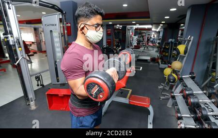 Guwahati, Inde. 25 août 2020. Un homme fait son entraînement dans une salle de gym qui a rouvert après la suspension d'affaires en raison du confinement de la COVID-19 à Guwahati, Assam, Inde, le 25 août 2020. Credit: STR/Xinhua/Alay Live News Banque D'Images