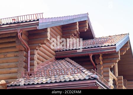 maison en rondins, toit carrelé. Détail rapproché de nouveau moderne en bois chaleureux écologique maison de cottage haut avec un toit brun shingled. Menuiserie professionnelle a Banque D'Images