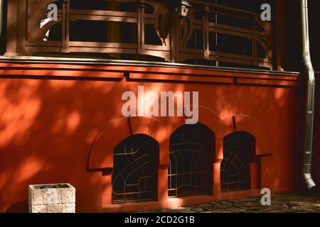 Façade du bâtiment historique bâtiment jaune-orange avec arches de fenêtres. Lumière du coucher du soleil Banque D'Images