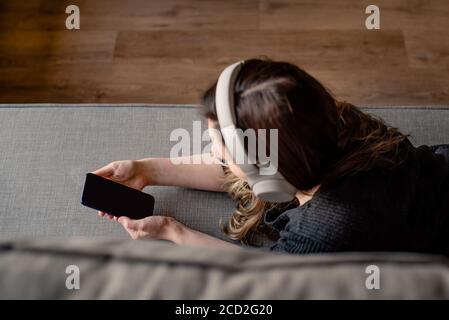 Woman listening music in headphones Banque D'Images
