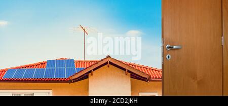 Ouverture de la porte pour nettoyer l'énergie solaire Banque D'Images