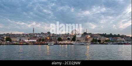 ISTANBUL, TURQUIE - 23 mai 2019 : prise de vue en grand angle du terminal de ferry et de la mosquée rustem pasha sur le front de mer d'istanbul Banque D'Images