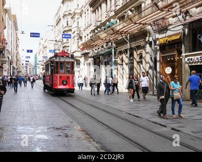ISTANBUL, TURQUIE - 22 mai 2019 : le tramway rouge taksim-tunel s'approche d'istanbul Banque D'Images