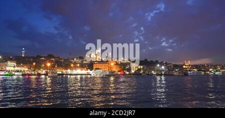 ISTANBUL, TURQUIE - 23 mai 2019 : prise de vue nocturne du terminal de ferry et de la mosquée sur le front de mer d'istanbul Banque D'Images