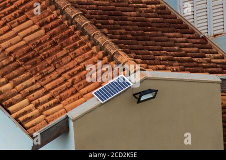 Panneau solaire alimentant la lumière dans une maison travaillant sur l'énergie solaire. Banque D'Images