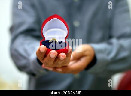 Man holding anneau de mariage et boîte-cadeau Banque D'Images