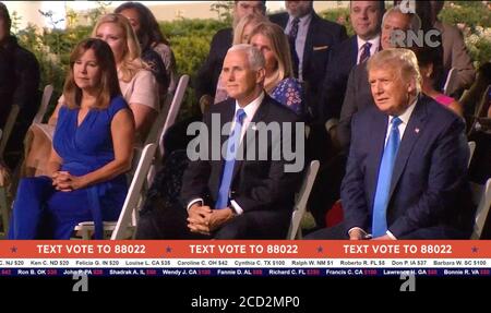 Dans cette image du flux vidéo de la convention nationale républicaine, Karen Pence, le vice-président des États-Unis Mike Pence et le président américain Donald J. Trump regardent comme la première dame Melania Trump fait des remarques au cours de la deuxième journée de la convention le mardi 25 août 2020.Credit: Congrès national républicain via CNP | utilisation dans le monde entier Banque D'Images