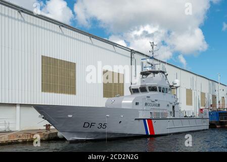 Un bateau de patrouille des douanes françaises est amarré à Saint Nazaire, en France Banque D'Images