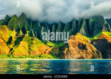 Na Pali Coast, Kauai, vue d'Hawaï depuis la mer croisière au coucher du soleil. Nature littoral paysage sur l'île de Kauai, Hawaï, Etats-Unis. Voyage à Hawaï. Banque D'Images