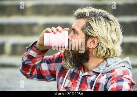 Repos. Homme avec la barbe qui boit du café. Homme barbu boisson fond urbain. Hipster se détendre dans les escaliers. Retirez le café. Dose de caféine. Filtrer le café. Le lot de préparation est versé sur le café. Banque D'Images