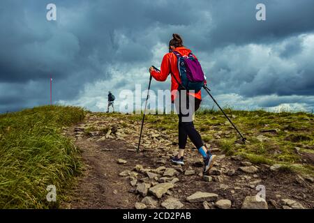 Fille randonnée dans les montagnes avec sac à dos. Marche sur le sentier de montagne à Bieszczady Pologne. Banque D'Images