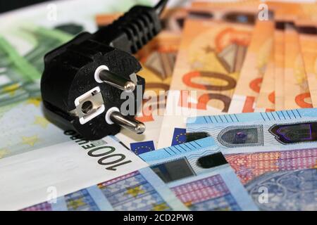 Image de symbole coûts d'électricité avec billets européens Banque D'Images