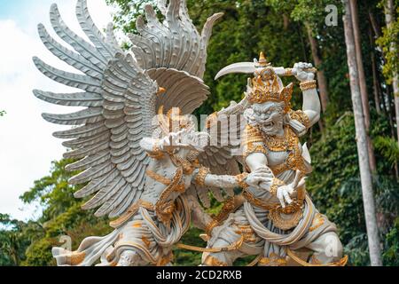 Combattre les statues des dieux de la religion et de la mythologie hindoues. Le parc est en arrière-plan. Banque D'Images