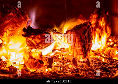 charbons à dessouder gros plan, flamme vive et chaude dans le four. Banque D'Images