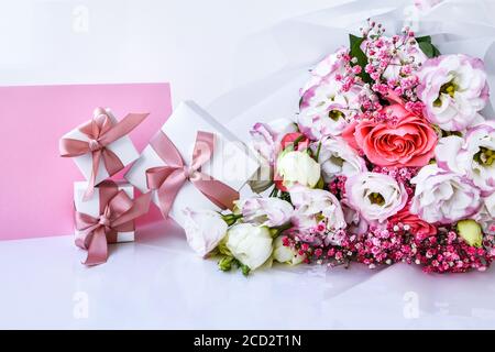 maquette de carte avec bouquet délicat et boîtes-cadeaux. fond floral. Vue du haut Flat Lay carte de vacances 8 mars, bonne Saint-Valentin, fête des mères Banque D'Images