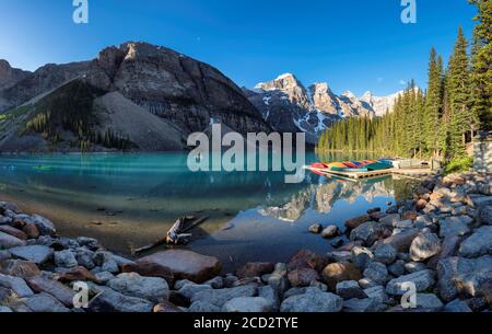 Lac Moraine au lever du soleil dans les montagnes Rocheuses, Alberta, Canada. Banque D'Images