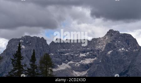 En particulier des sommets du groupe Sorapis, le pic le plus élevé atteint 3141 mètres d'altitude Banque D'Images