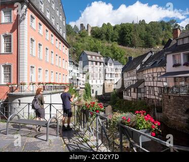 les touristes prennent des photos dans le centre de la vieille ville de monschau eifel allemand Banque D'Images