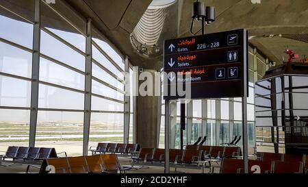 AMMAN, JORDANIE - 10 mars 2020 : sièges vides à l'aéroport d'Amman en Jordanie avec panneau directionnel vers les portes, les toilettes et la salle de prière. Pas de réussite Banque D'Images