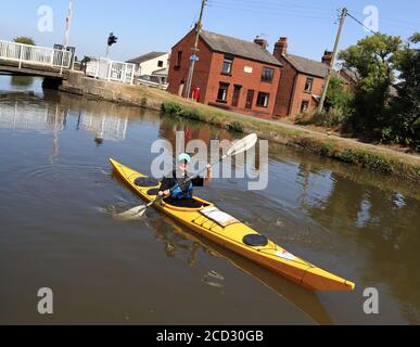 Nancy Campbell, la poète lauréate du Canal, qui voyage en kayak sur tout le canal de Leeds et Liverpool, se trouve à Crabtree Lane, près de Burscough. Banque D'Images